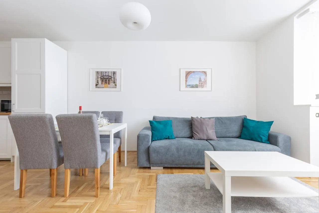 Cozy 3-Bedroom Apartment In The Heart Of Budapest