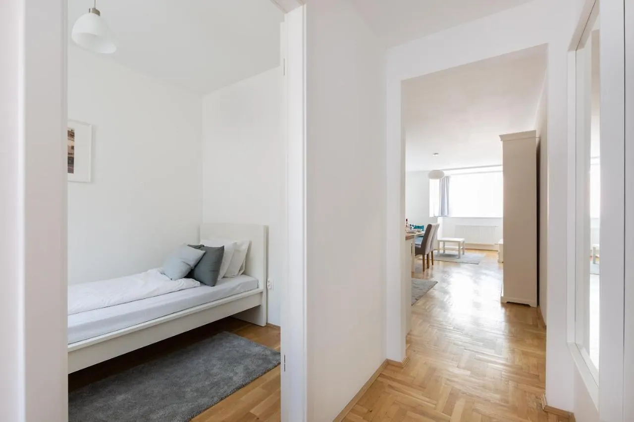 Cozy 3-Bedroom Apartment In The Heart Of Budapest 0*,