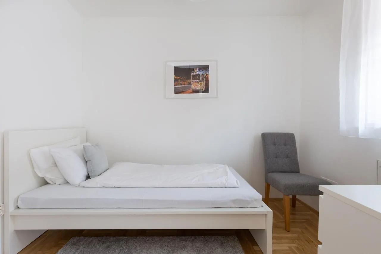 Kontakte von Cozy 3-Bedroom Apartment In The Heart Of Budapest