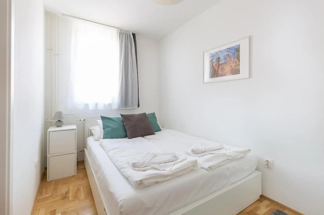 Cozy 3-Bedroom Apartment In The Heart Of Budapest