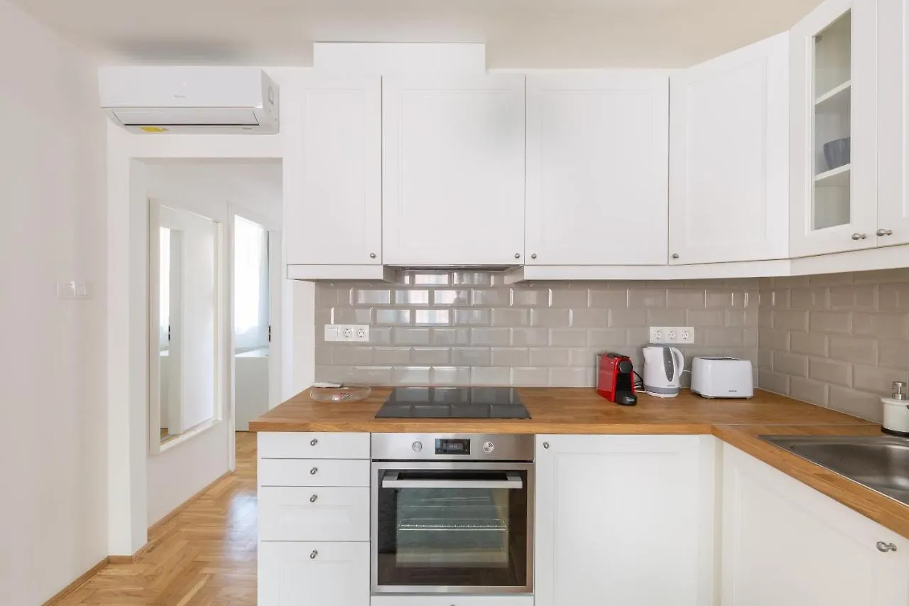 Cozy 3-Bedroom Apartment In The Heart Of Budapest Ungarn