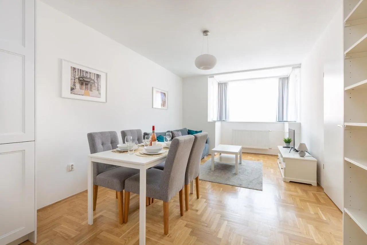 Cozy 3-Bedroom Apartment In The Heart Of Budapest